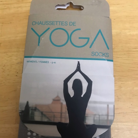 3/20$ women’s 5-10 gray yoga socks with grip - Picture 4 of 4